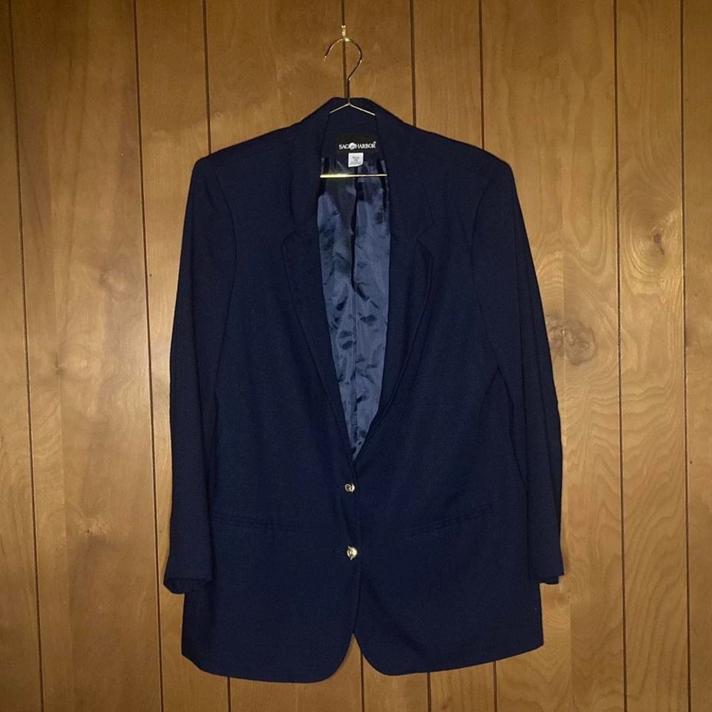Vintage Sag Harbor navy blazer with beautiful buttons with shoulder pads